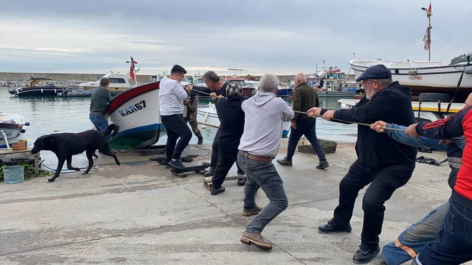 Balıkçılar beklenen fırtına öncesinde önlem aldı