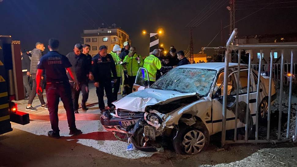 Adana'da otomobil yayaların arasına daldı... Yaralılar var...