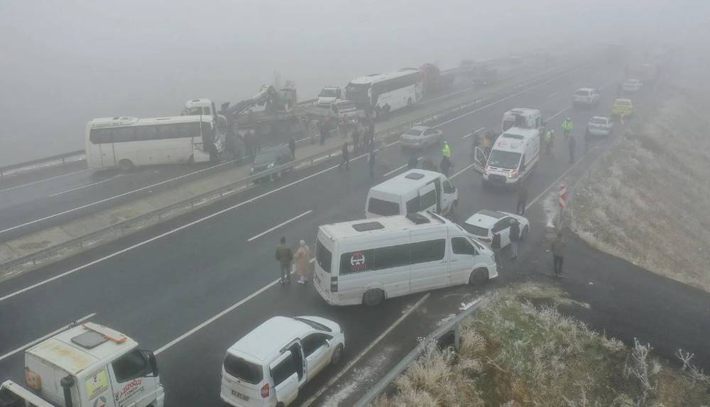 Ağrı'da 7 aracın karıştığı zincirleme trafik kazasında 19 kişi yaralandı