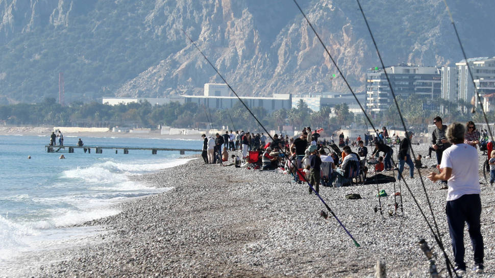 Antalya'da yağış sonrası deniz keyfi