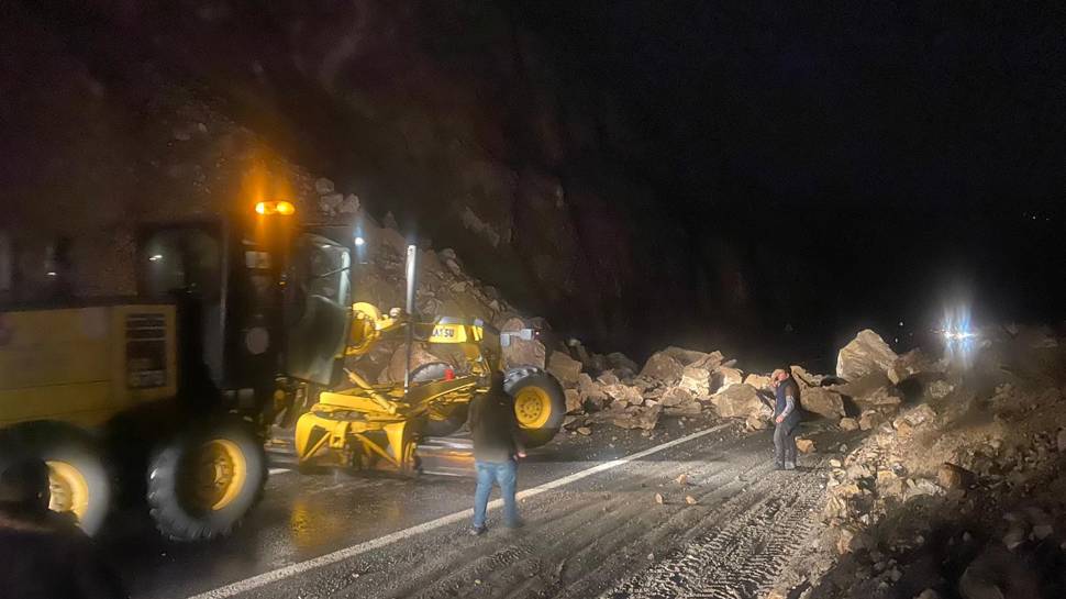 Artvin'de heyelan... Toprak ve kayalar karayoluna aktı...