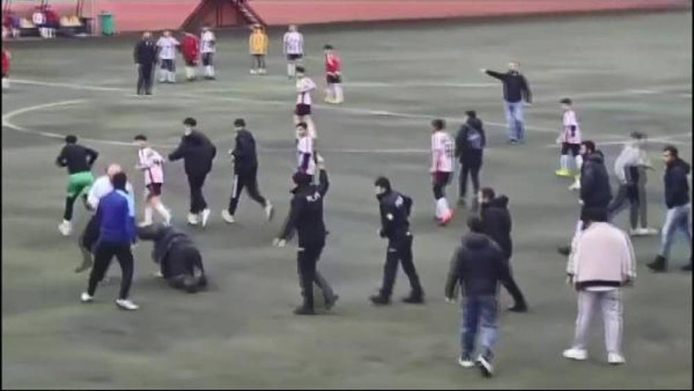 Avcılar'da futbol maçındaki kavgayı polis havaya ateş açarak ayırdı