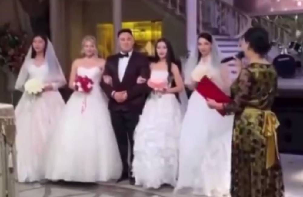 Bekarlar bu haber size! Aynı anda 4 nikah! 