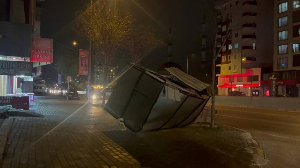 Bursa'da lodos etkili oldu; ağaçlar devrildi, çatılar uçtu...