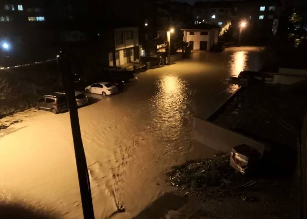 Çanakkale'de dereler taştı, yollar göle döndü