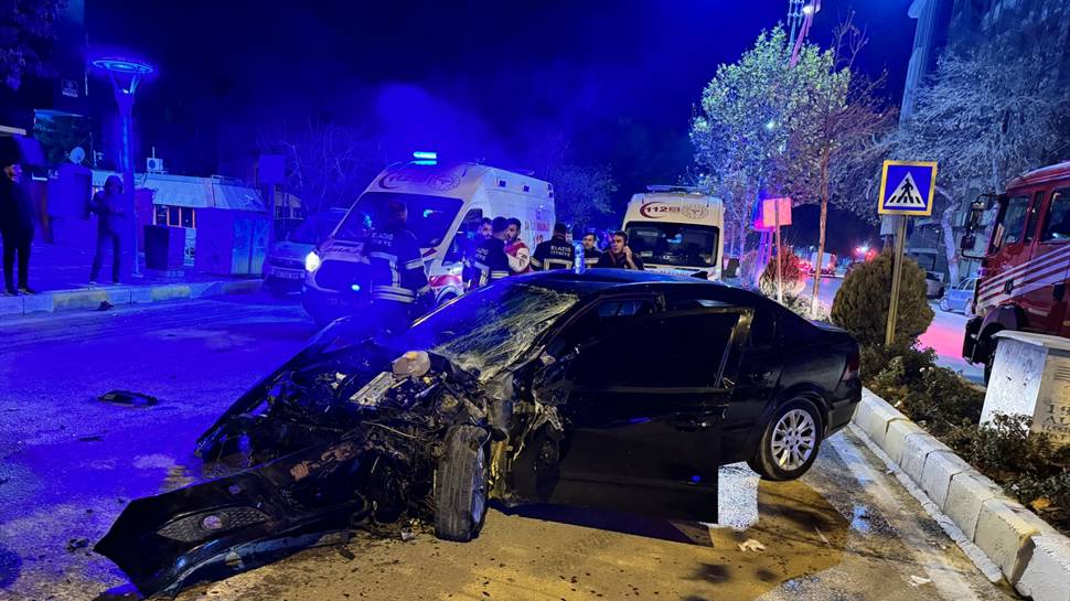 Elazığ'da midibüs ile otomobilin karıştığı kazada yaralılar var