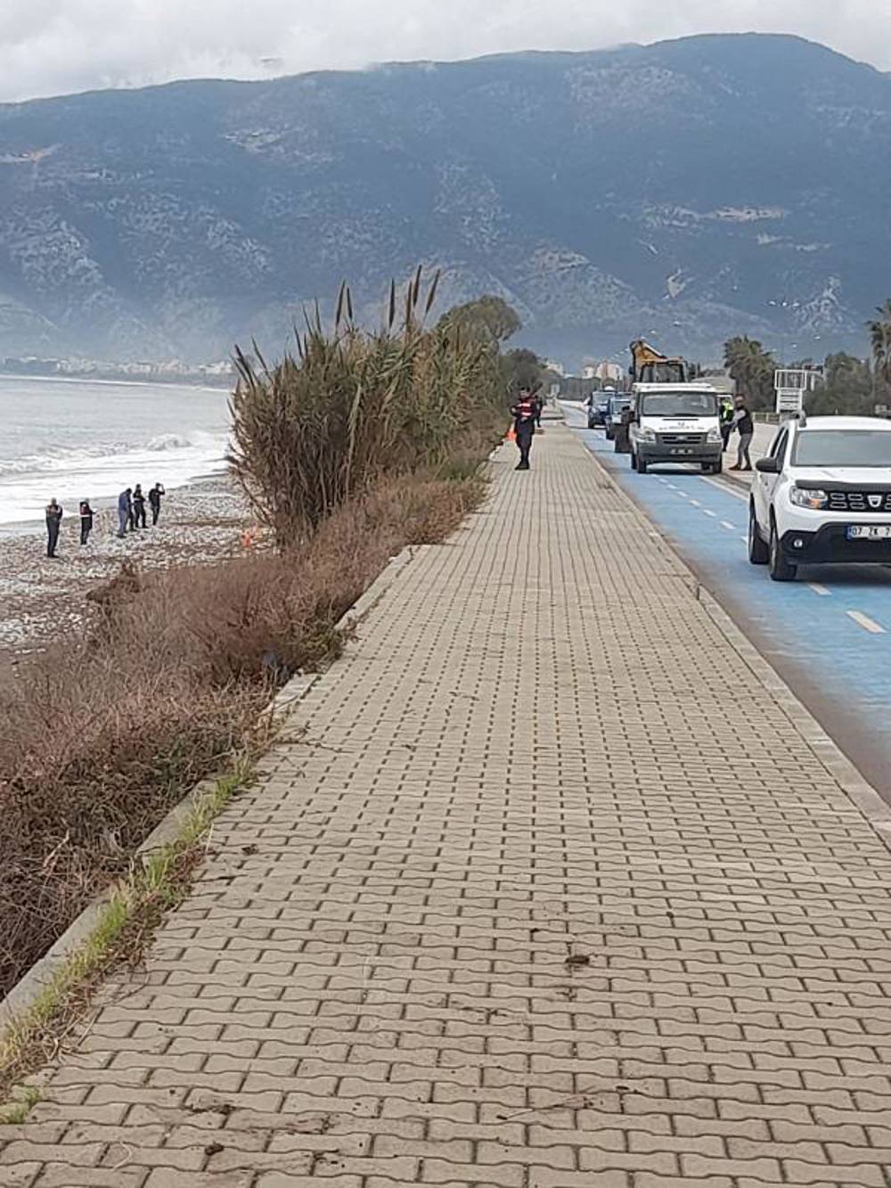 Finike sahilinde gömülü insan iskeleti bulundu