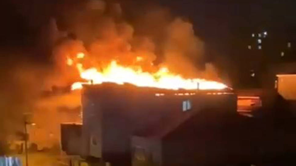 İstanbul Ataşehir'de geceyi alevler aydınlattı
