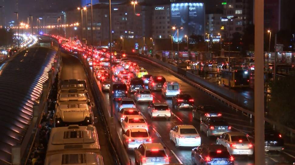 İstanbul'da yağışlı hava trafiği vurdu