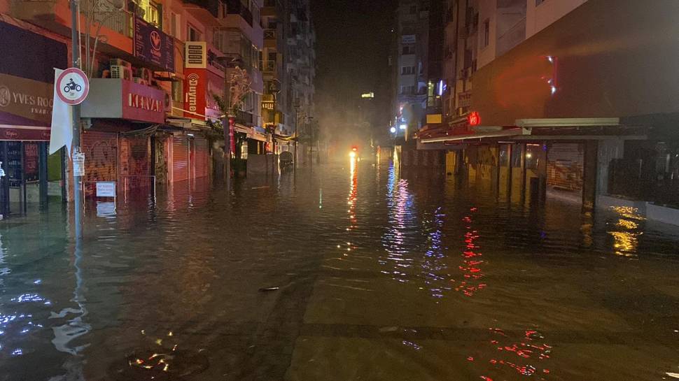 İzmir’de deniz taştı... Sular kaldırımla birleşti...