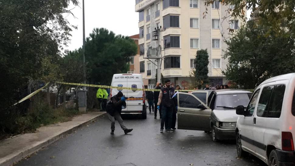 Kar maskeli saldırganlar, otomobildekilere ateş açtı... Çok sayıda yaralı var...