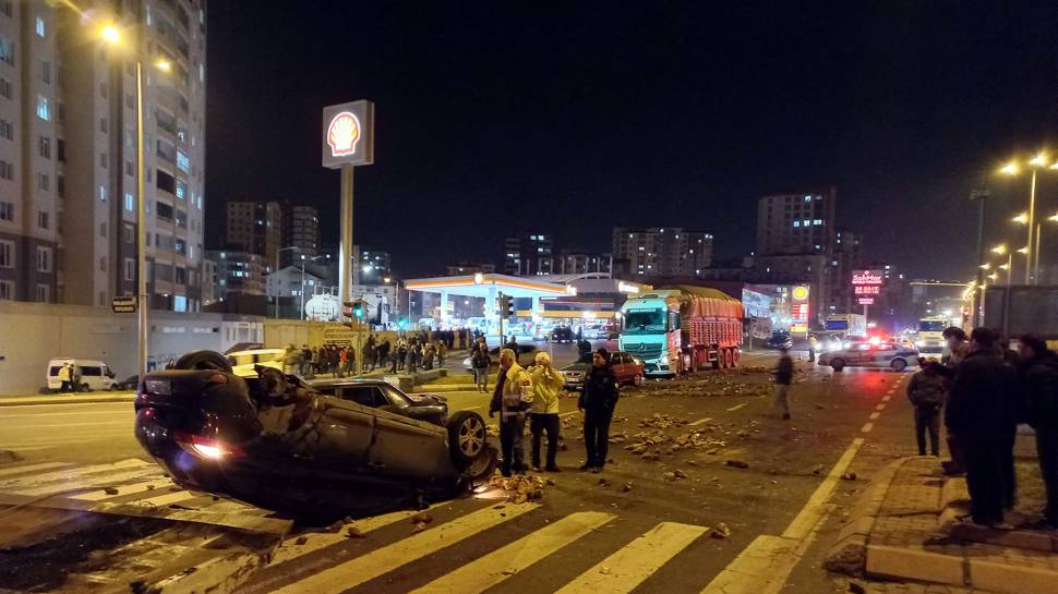 Kayseri'de 5 araç zincirleme kazaya karıştı...