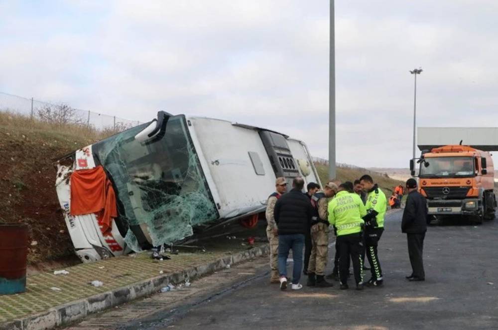 Şanlıurfa'da tır yolcu otobüsüne çarptı: 10 yaralı