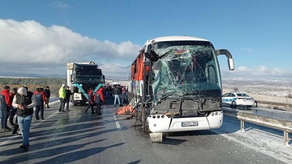 Sivas'ta otobüs ile TIR çarpıştı!