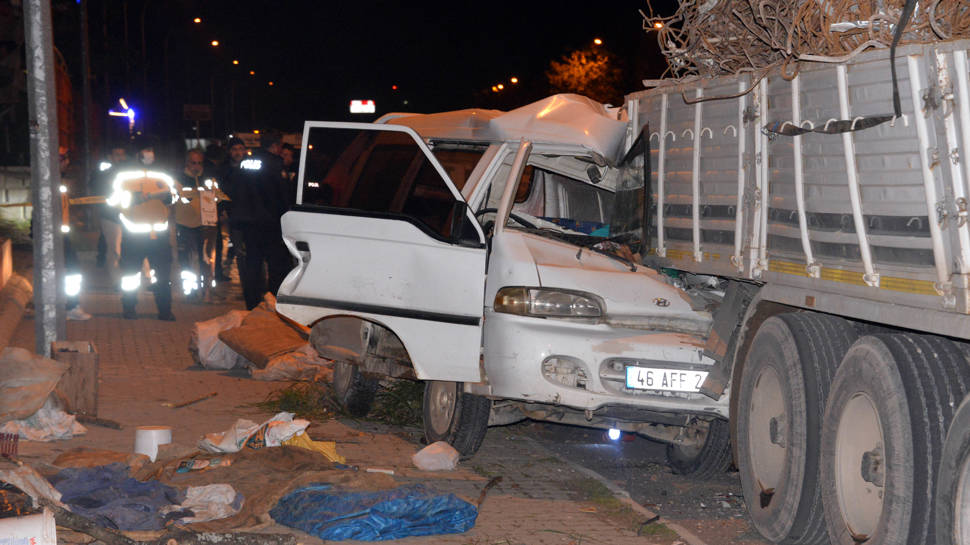 TIR’ın altına giren minibüs sürücüsü öldü