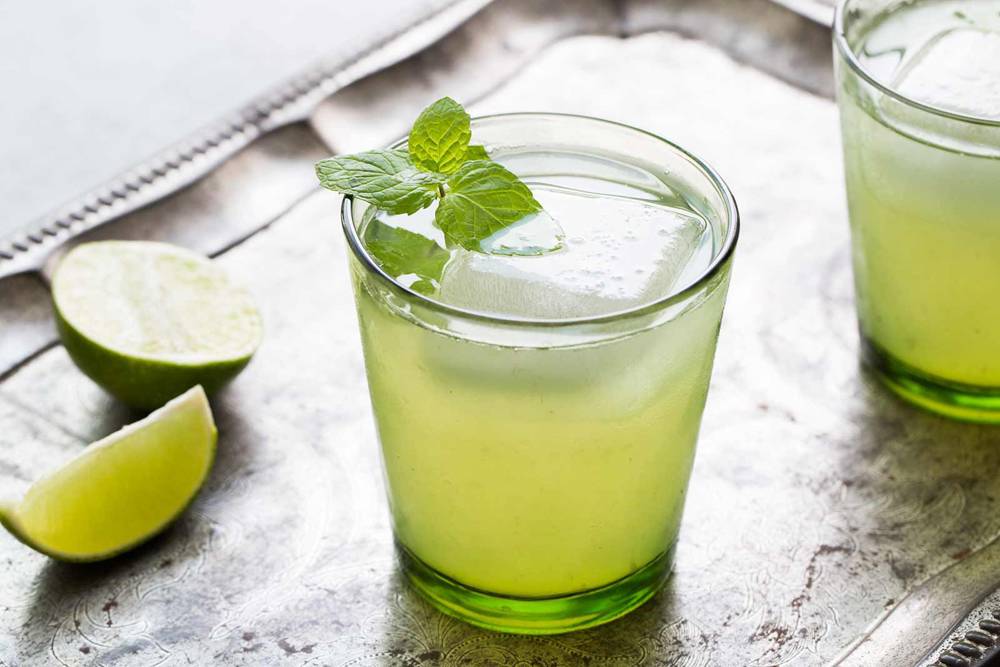 Yılbaşı Özel Alkolsüz Kokteyl: Sparkling Rosemary Limeade