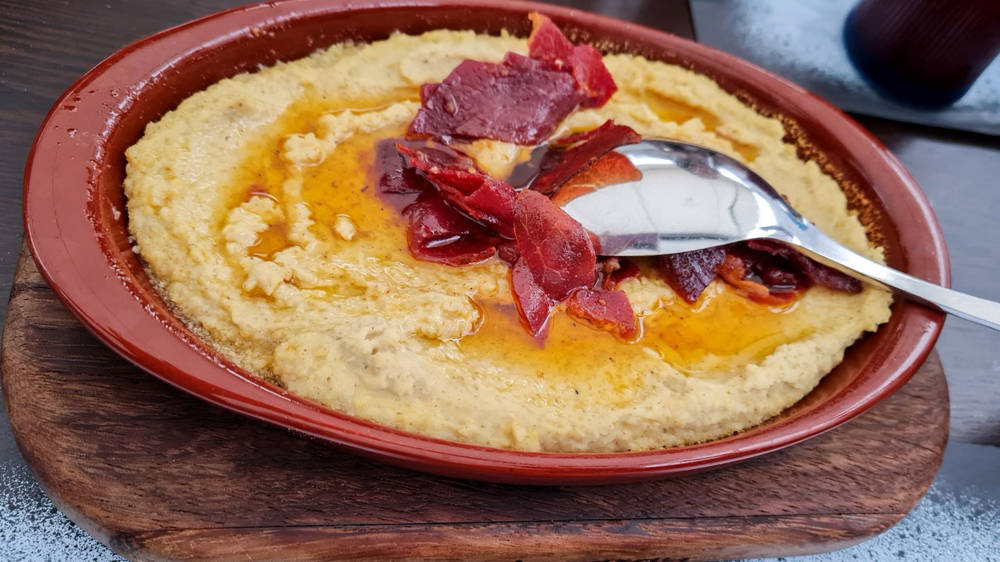 Yılbaşı Sofran İçin Meze Önerisi: Pastırmalı Humus Tarifi