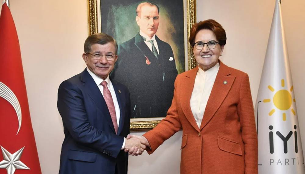 Ahmet Davutoğlu, Meral Akşener'i ziyaret etti