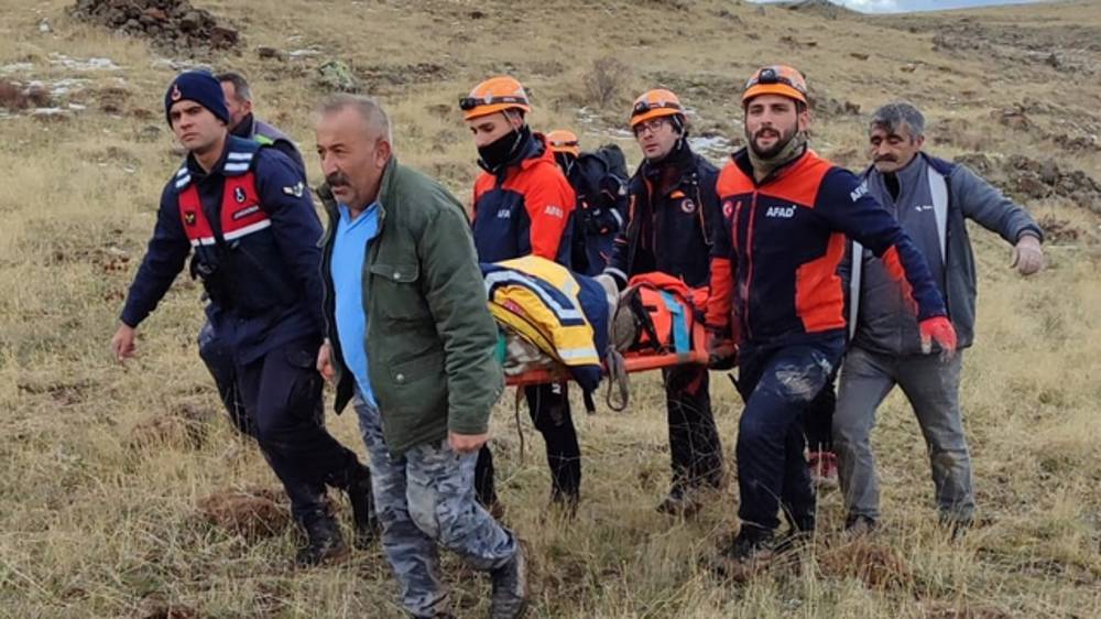 Dağda ayağı kırılan avcıyı jandarma ve AFAD ekipleri kurtardı