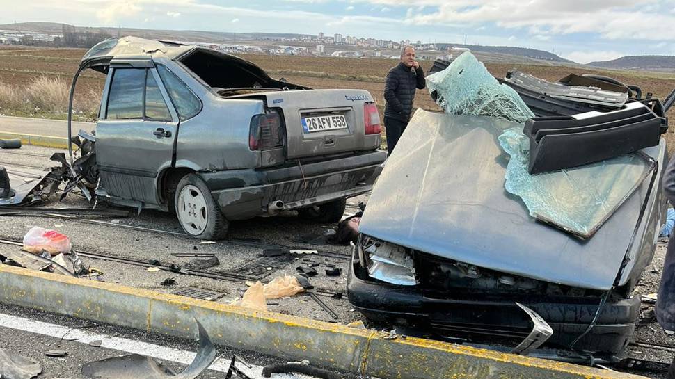 Tramvay yolundaki direğe çarpan otomobil ikiye bölündü: 1 ölü, 3 yaralı