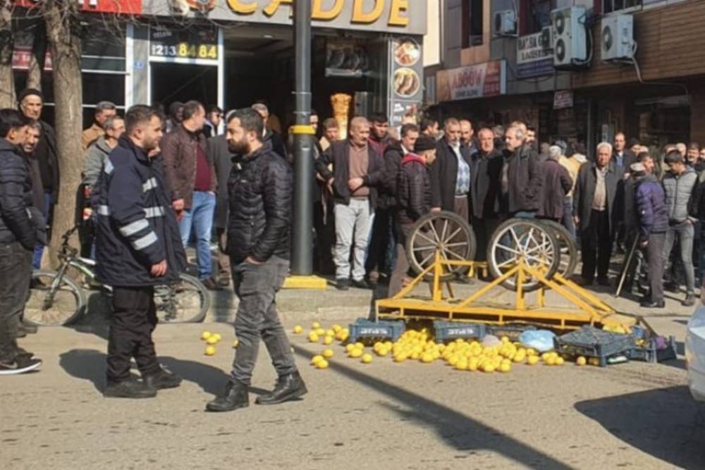 Bingöl'e Zabıta'ya sinirlendi, tezgahını devirdi!