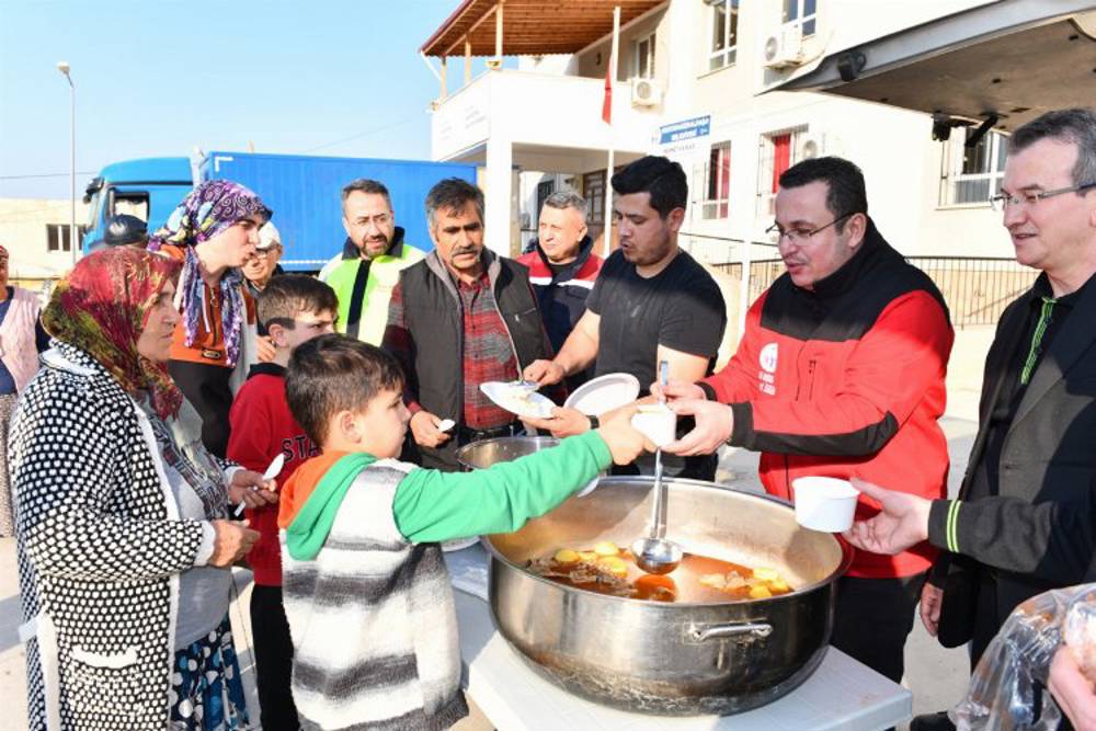 Bursa Mustafakemalpaşa Hatay Arsuz'un yaralarını sarıyor