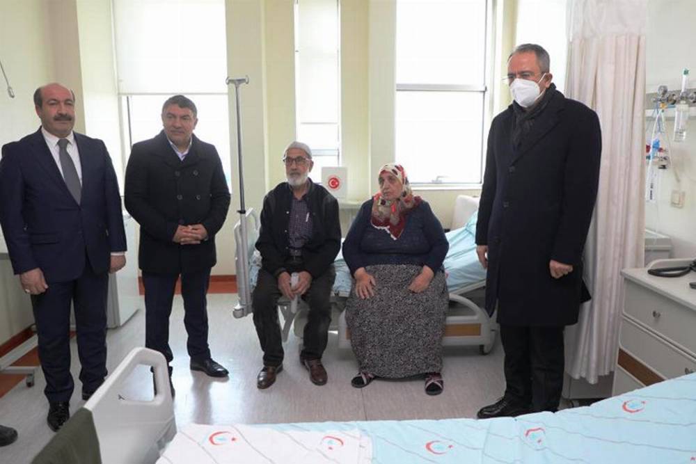 Dilovası protokolü depremzedeleri hastanede ziyaret etti