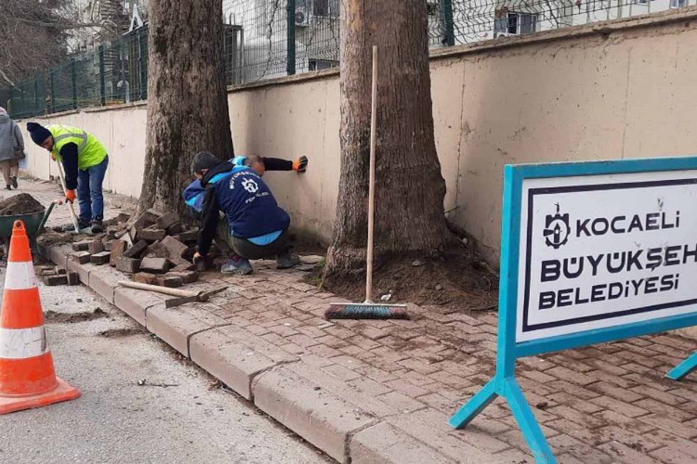 Kocaeli'nin 'Timi' hastane kaldırımlarını onardı