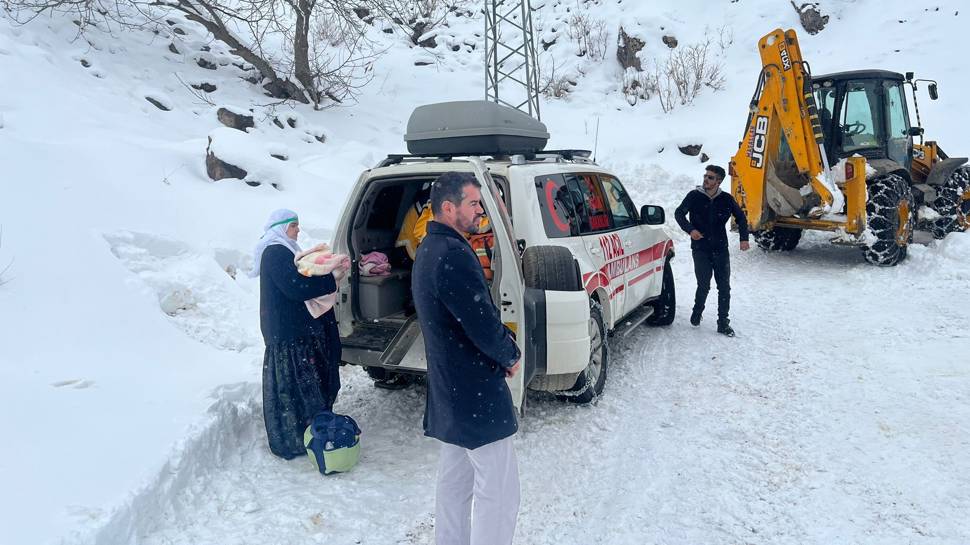 Ekipler köyde rahatsızlanan Rumeysa ve Melisa kardeşler için seferber oldu