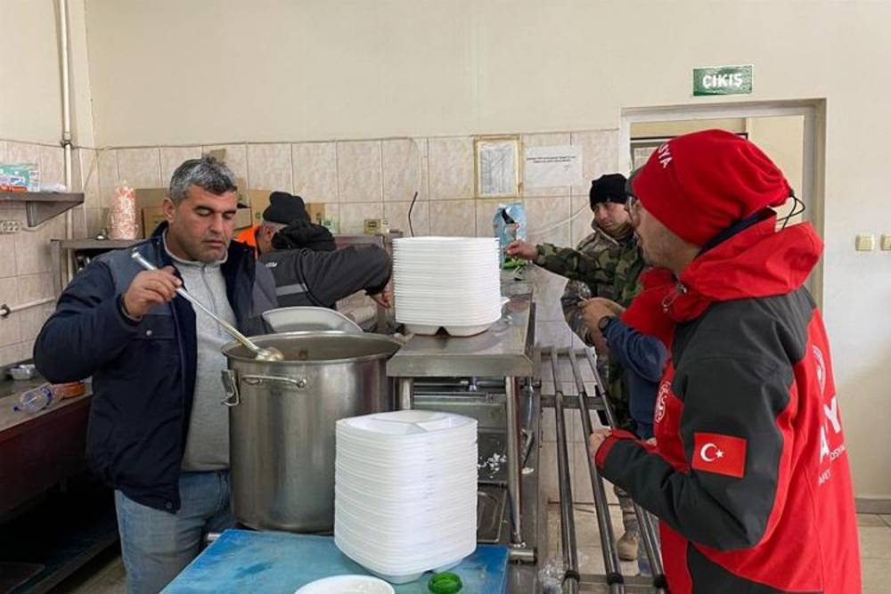 Manisa'dan deprem bölgesinde sıcak yemek dağıtımına devam