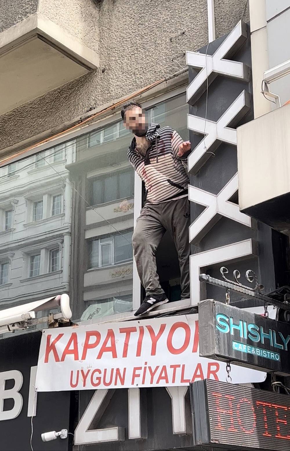 Oğlunun bıçakladığı babanın kurtulduğu anların görüntüleri ortaya çıktı