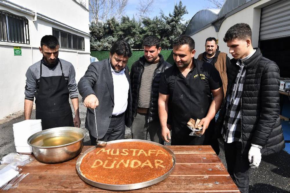 Bursa'ya göç eden depremzede vatandaştan künefeli teşekkür