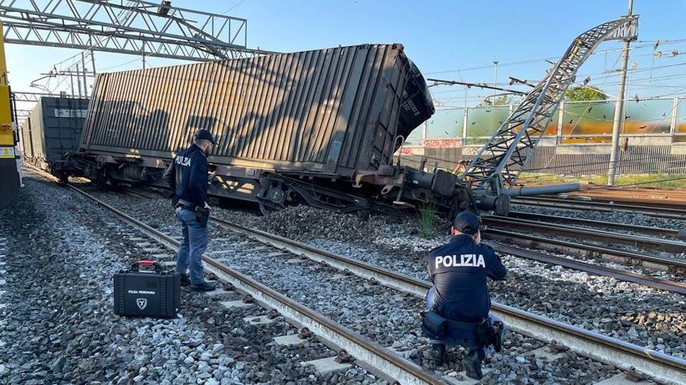 İtalya’da yük treni raydan çıktı!