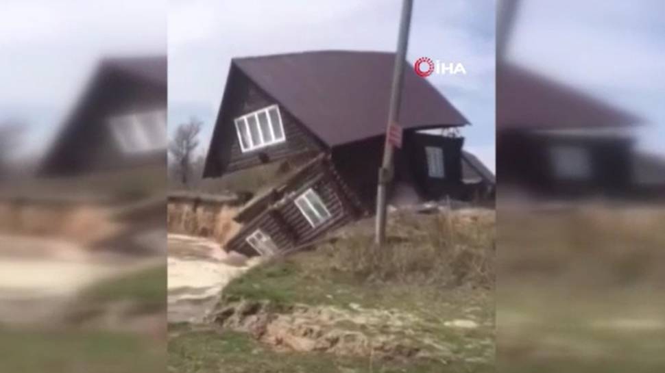 Rusya’da taşan nehir bir evi yuttu!