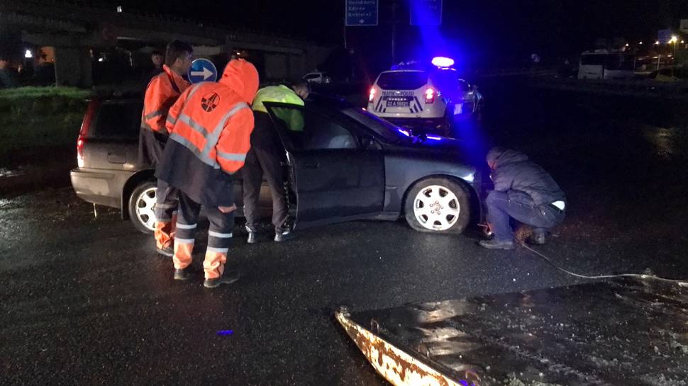 Alkollü sürücü refüje çarparak durabildi