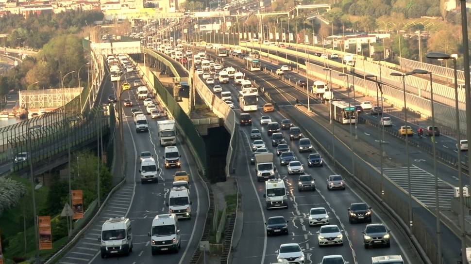 Haftanın ilk iş günü trafik yoğunluğu yaşanıyor