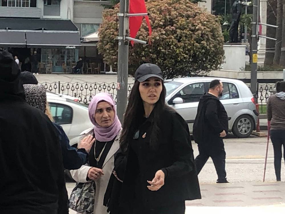 Hande Erçel Bandırma'da dedesinin cenazesine katıldı