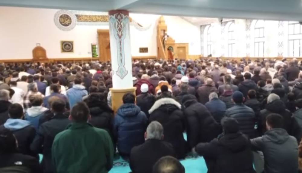 Londra’da bayram namazı 3 kez kılındı