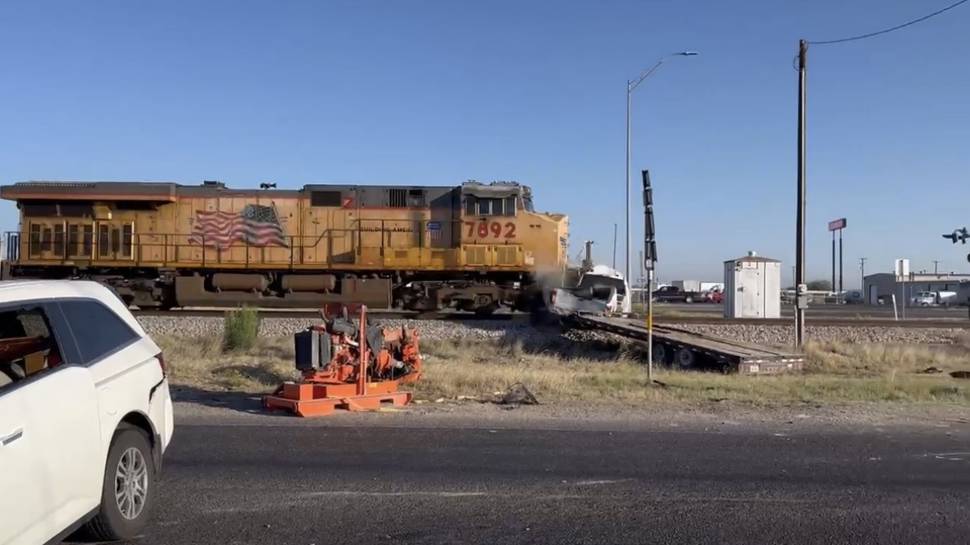 Texas’ta yük treni raylardaki aracı biçti