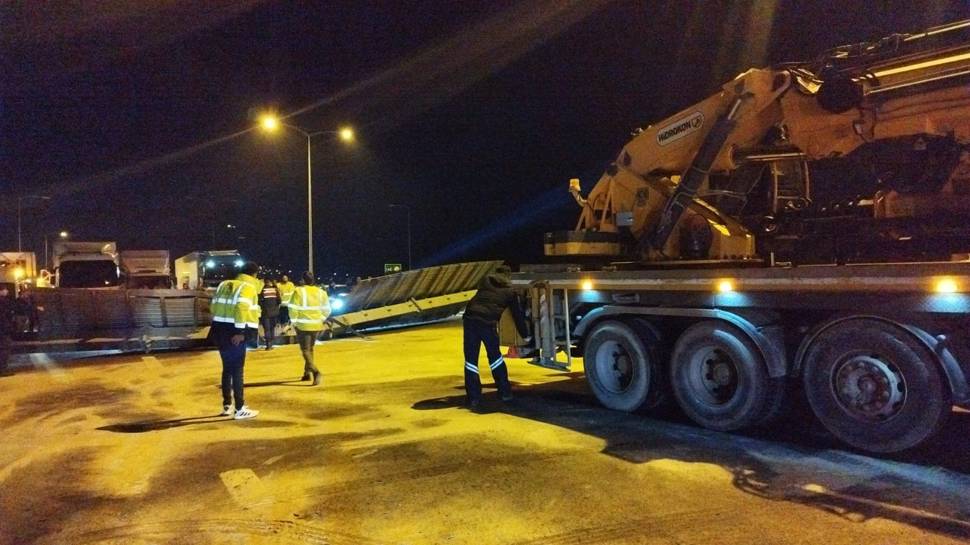 Facia teğet geçti: Seyir halindeki tırdan otoyola konteyner düştü