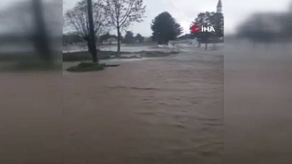 Amasya Suluova'da iş yerleri ve yollar göle döndü