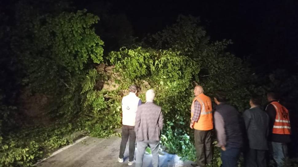 Trabzon'da heyelan nedeniyle karayolu ulaşıma kapandı