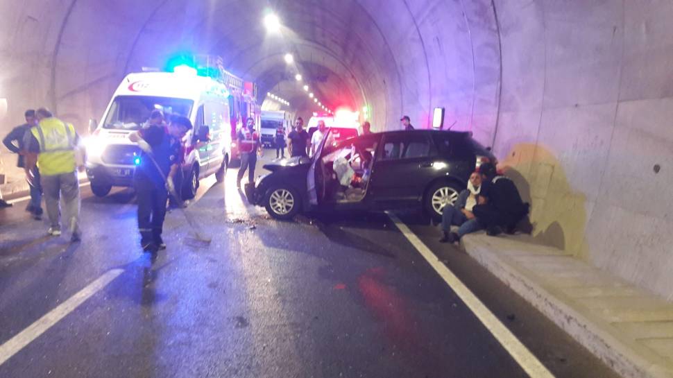 Tünelde trafik kazası: 1 ölü, 4 ağır yaralı