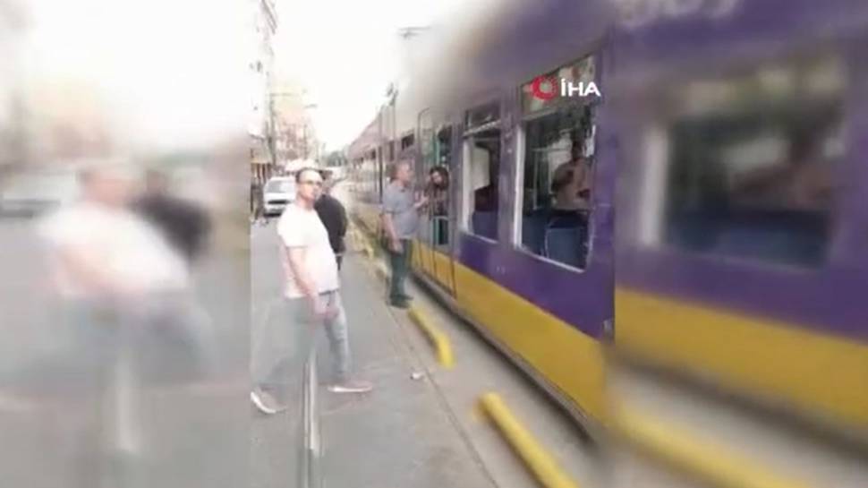 Tramvay kamyona çarptı: Yaralılar var