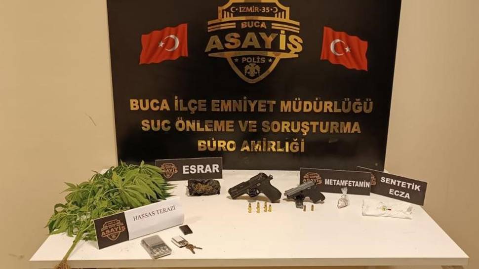 İzmir'de zehir tacirlerinin evlerine şok baskın