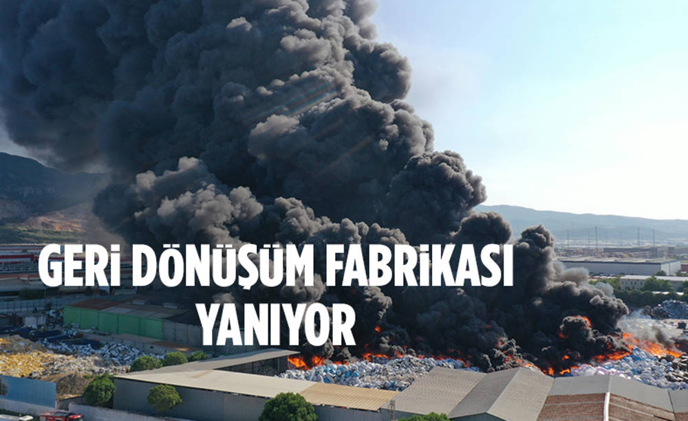 Manisa'da geri dönüşüm fabrikası yanıyor