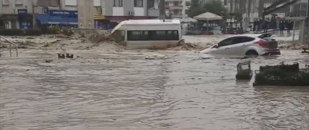 Kırmızı kod uyarısı yapılan Zonguldak sular altında kaldı