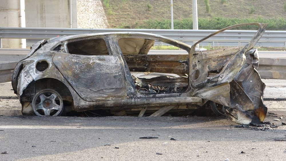 Kocaeli'nde feci kaza! Bariyer otomobilin önünden girip arkasından çıktı