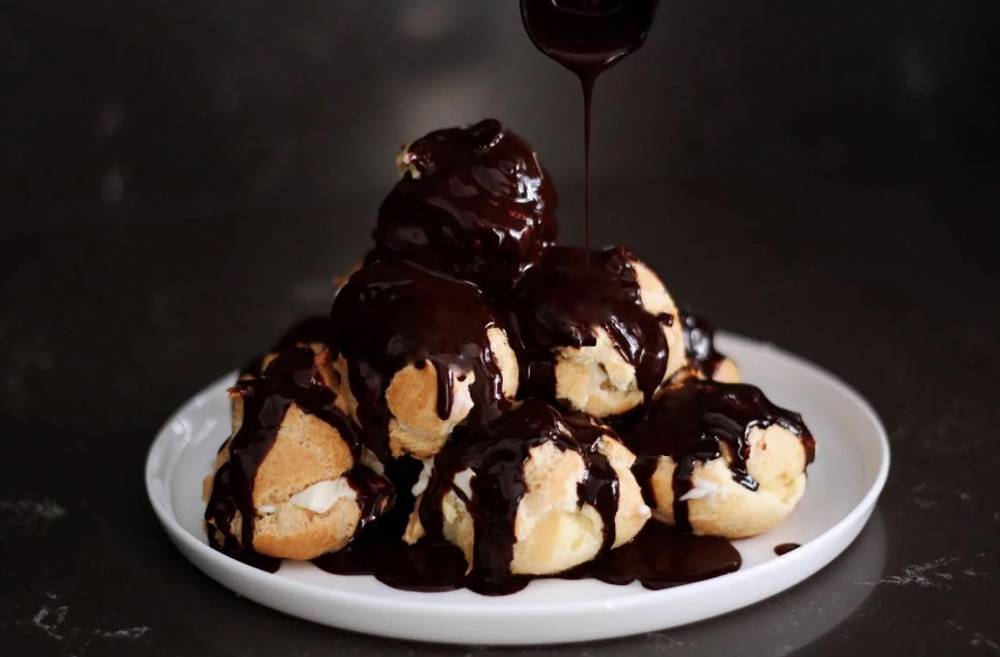 Profiteroles with Peanuts