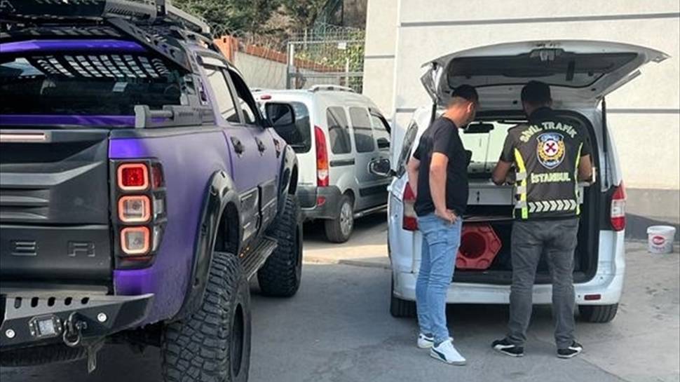 Düğün konvoyunda yolu kapatan 5 sürücüye gözaltı 